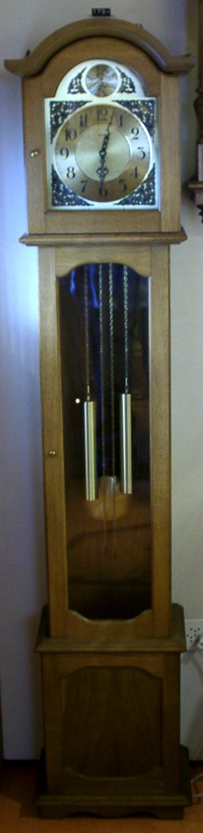 Standuhr im Holzgehäuse
